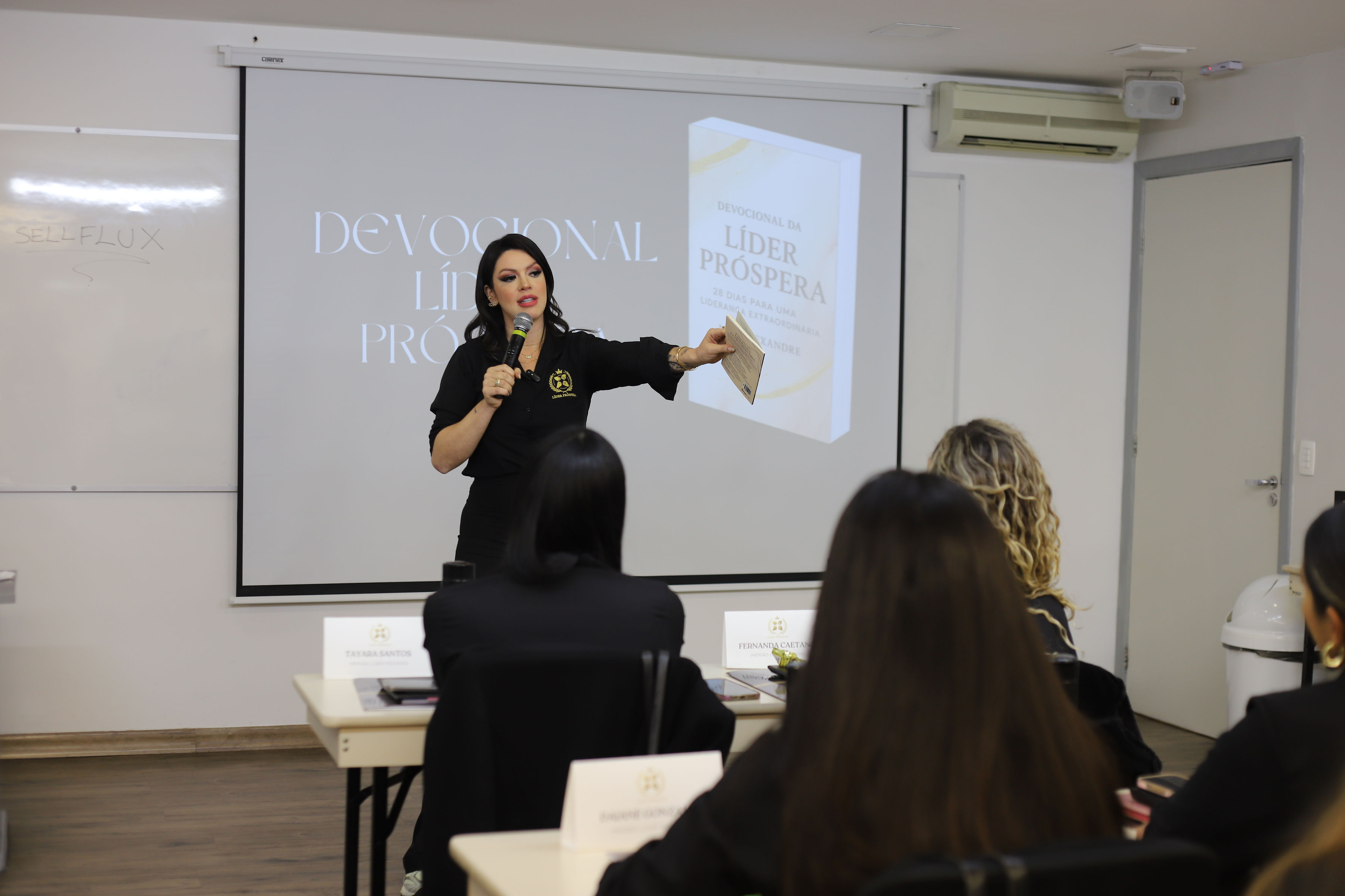 Nay Alexandre ensinando profissionais da beleza
